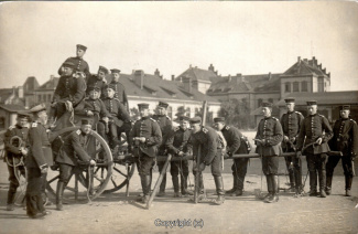 6855A-Wolfenbuettel436-Artilleriekaserne-Soldaten-Kasernenhof-1914-Scan-Vorderseite.jpg