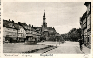 1355A-Wolfenbuettel476-Holzmarkt-mit-Artilleriebrunnen-1941-Scan-Vorderseite.jpg