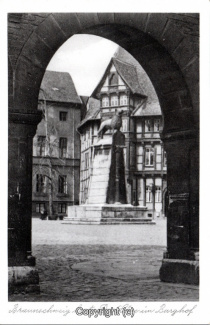 06390A-Braunschweig116-Burgplatz-Loewen-Denkmal-1953-Scan-Vorderseite.jpg