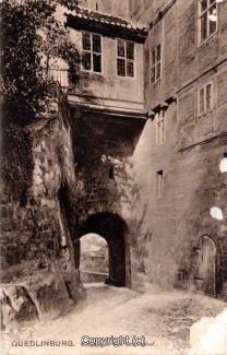 1350A-Quedlinburg049-Eingang-Schlosshof-1910-Scan-Vorderseite.jpg