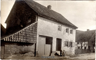 Wolfgang Schnurbusch schrieb 2 Jahre:
Hallo Herr Janßen, herzlichen Dank für die interessanten Informationen. Ich werde sie in die Fotobeschreibung mit aufnehmen.
Wilhelm Janßen schrieb 2 Jahre:
Das Foto zeigt das Elternhaus meines Großvaters August Wilhelm Busse, *10.08.1871 - + 03.02.1957 zu Boppard/Rhein. Er war Gärtner in einer Diakonischen Einrichtung der Rheinischen Kirche, verheiratet, 2 Töchter. Sein Vater , früh verstorben, war " Bergmann und Beibauer." Er hatte 5 Brüder. Nach seinen Erzählungen ist dieses Haus der erste ganz aus Steinen errichtete Bau im Dorf gewesen, von der Dorfkirche abgesehen. 0020A-Baentorf007-Haus-1910-Scan-Vorderseite.jpg