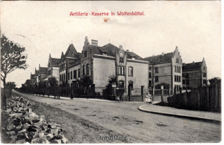 6210A-Wolfenbuettel047-Artilleriekaserne-Strassenansicht-1908-Scan-Vorderseite.jpg